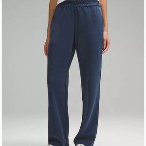 Lululemon Softstreme High-Rise Pant
Regular True Navy